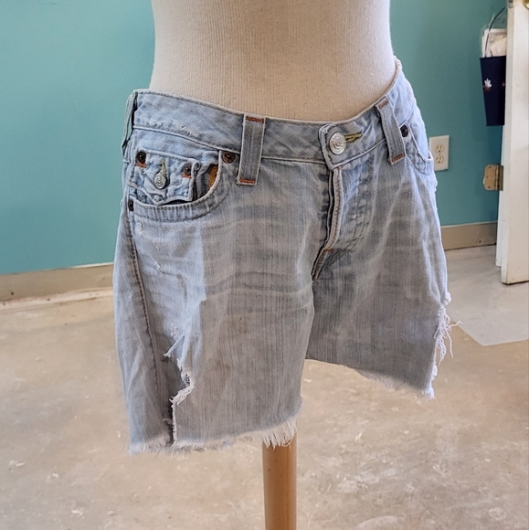 Sexy True Religion Cut-off Denim Shorts - Picture 2 of 5